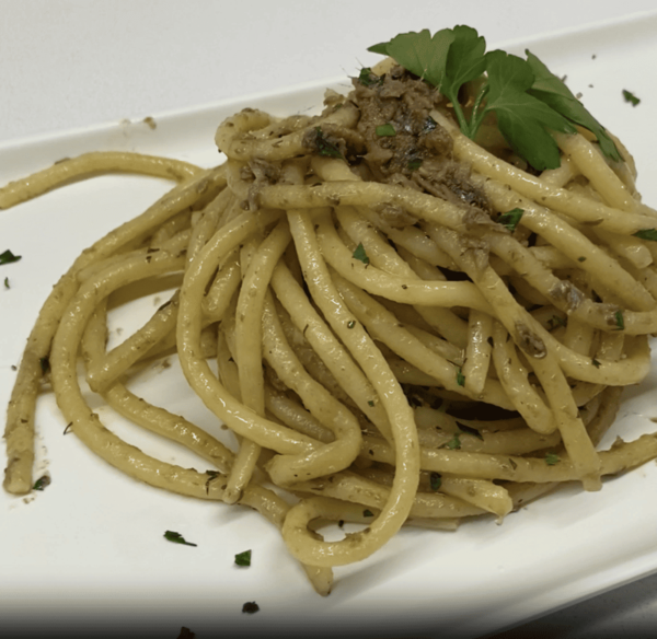 Preparazione dei bigoli con le sarde alla mantovana
