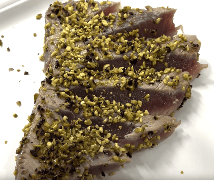 Preparazione della tagliata di tonno in crosta di pistacchi